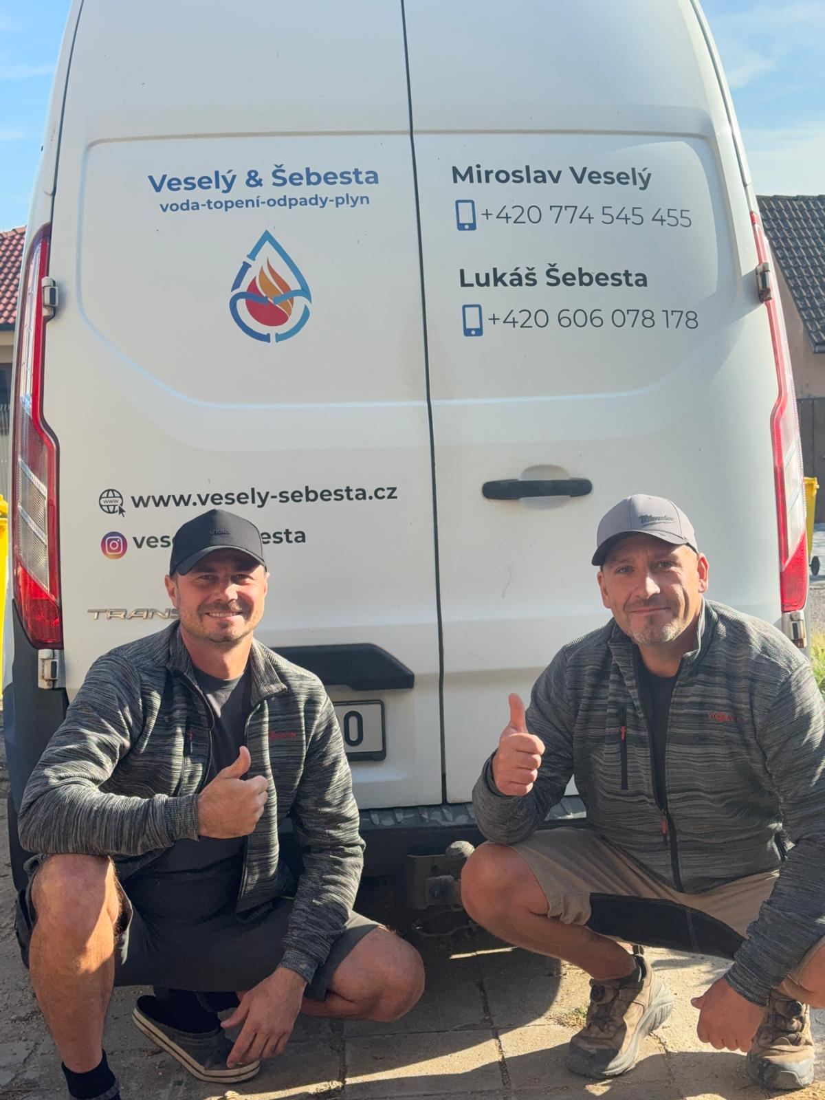 Miroslav Veselý a Lukáš Šebesta u servisního vozu Veselý & Šebesta
